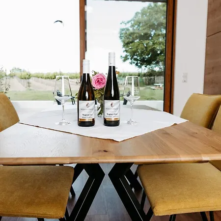 Orman Evi Weinrefugium Am Wagram - Weingut Oehlzelt *