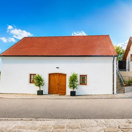 Orman Evi Weinrefugium Am Wagram - Weingut Oehlzelt